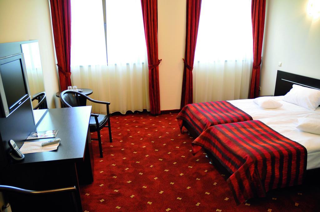 Hotel Roberts Sibiu Bagian luar foto